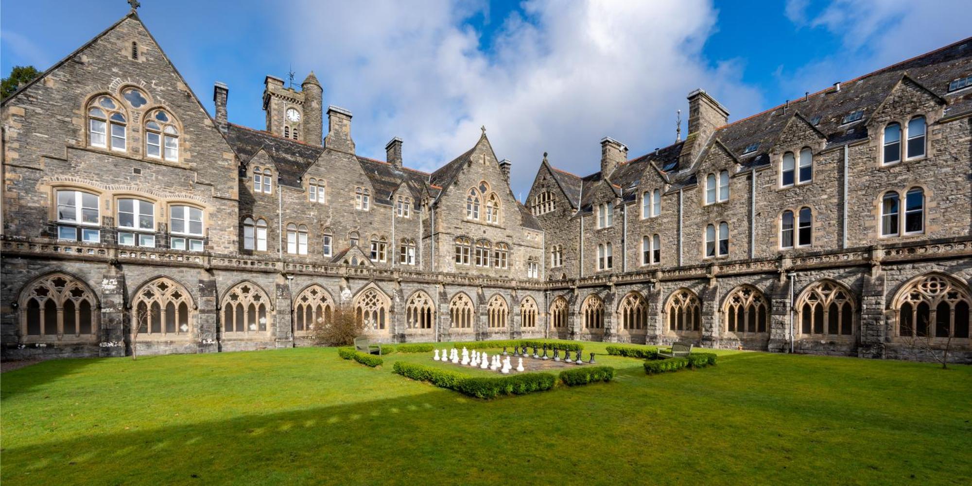 The Caledonian 3 Bedroom Self Catering Apartment In Historic Abbey フォート・オーガスタス エクステリア 写真
